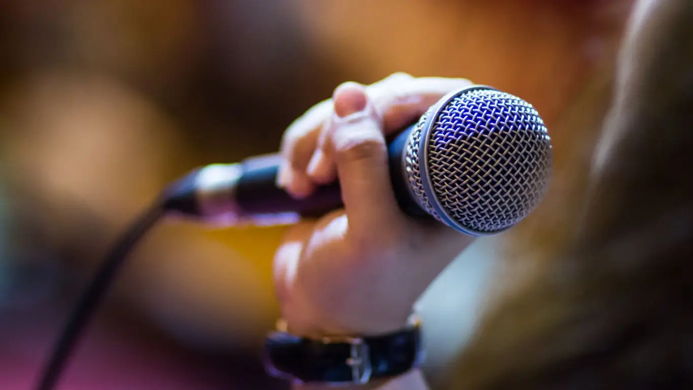 Microfone de estúdio para aulas de canto