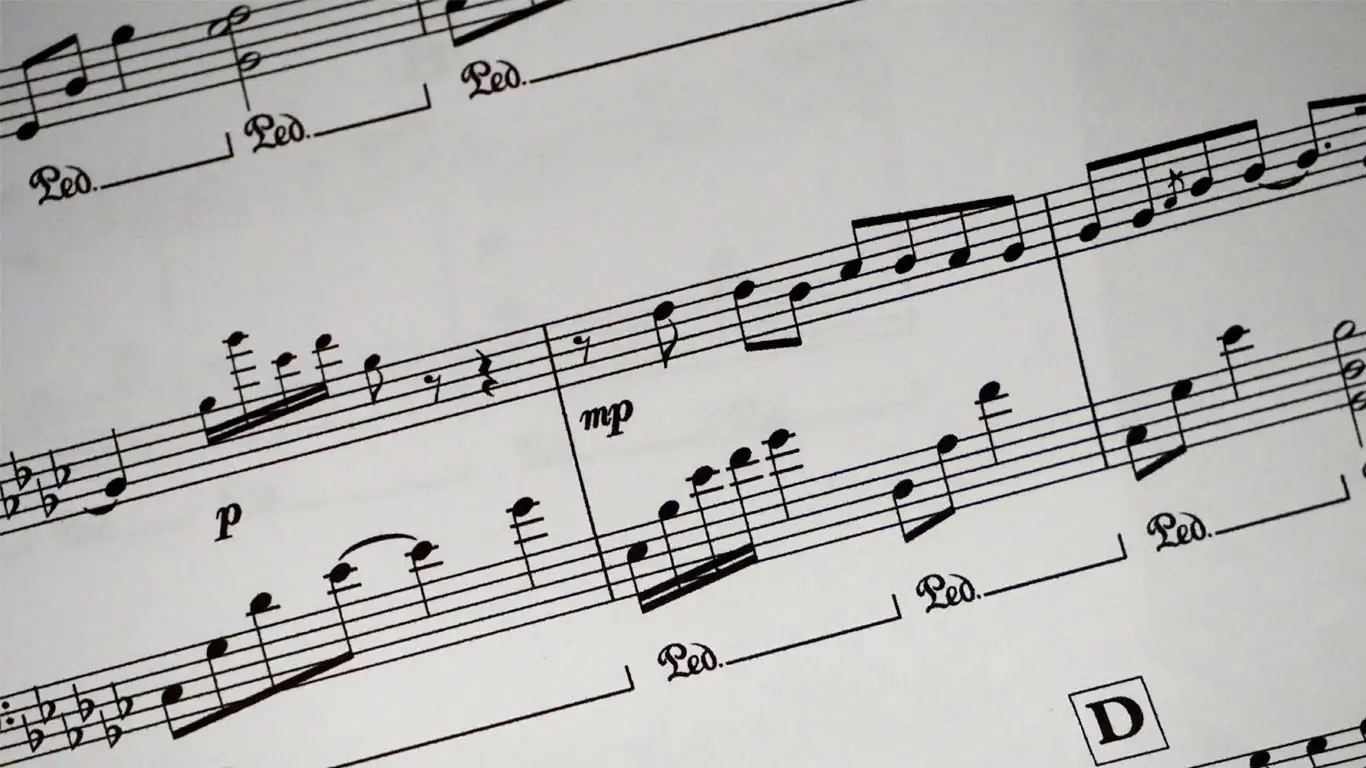 Partitura aberta com notas musicais para estudo de leitura