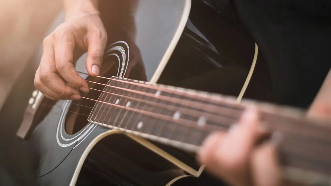 Mãos tocando violão acústico
