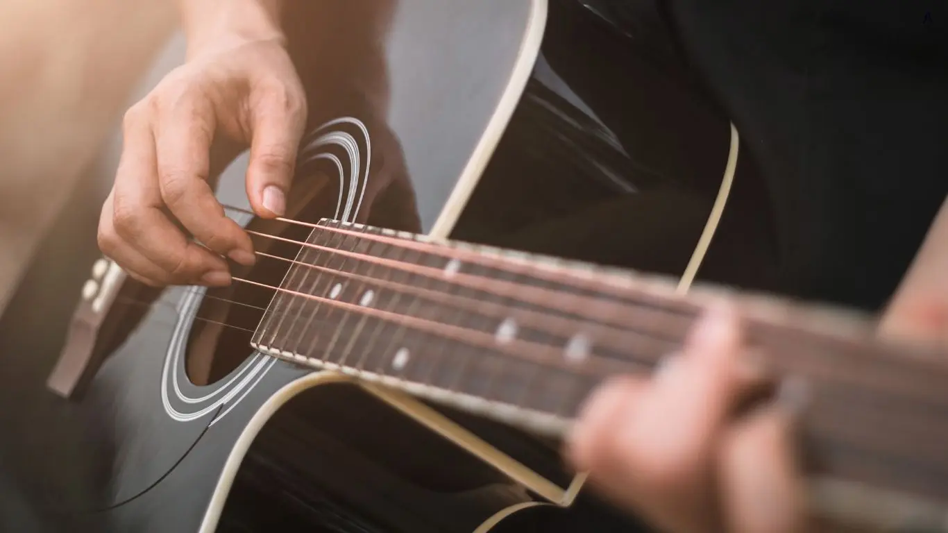 Mãos tocando violão – curso de violão online para iniciantes