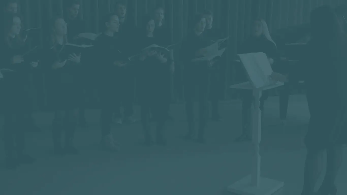 Coral e orquestra em ensaio aguardando o gesto do regente