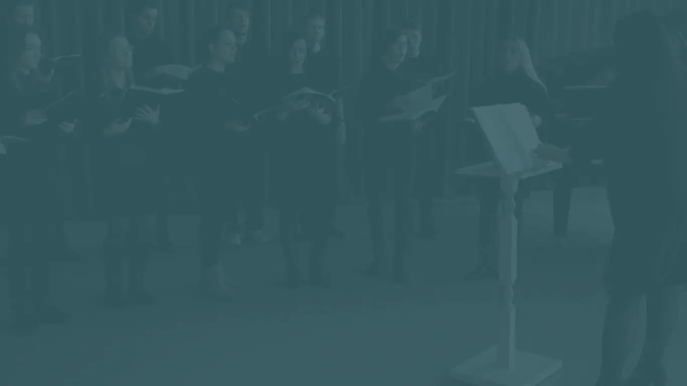 Coral e orquestra em ensaio aguardando o gesto do regente
